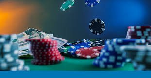Dealer profesional di studio Three Card Poker resmi303 dengan kartu dan tablet interaktif